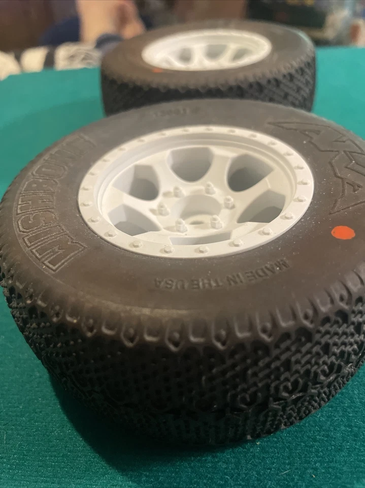 2 neumáticos de curso corto también conocidos como Wishbone - #13001 hechos en EE. UU. caja abierta con desgaste de estante Foto 2 de 4