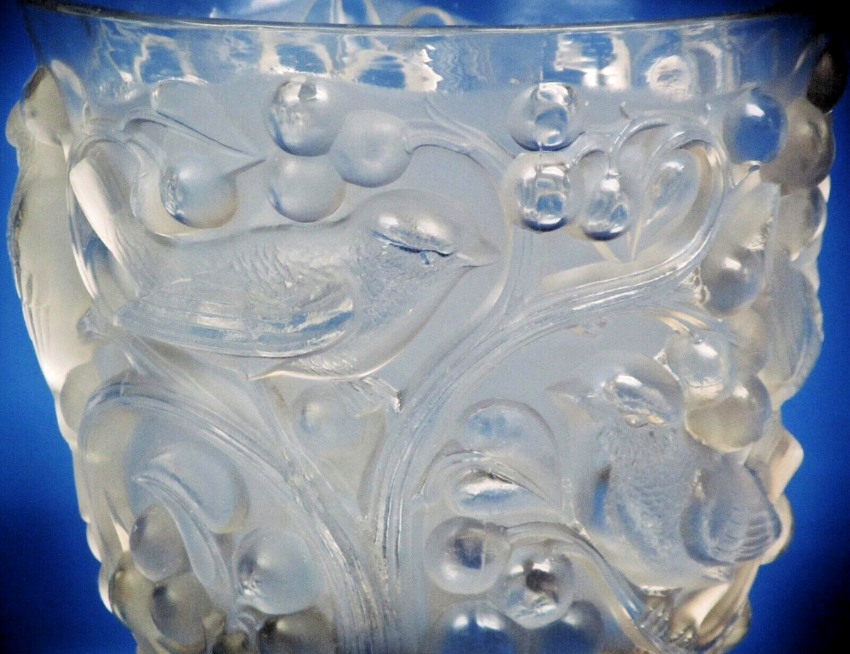 R.Lalique France Avallon: Frosted birds in grapes & vines motif