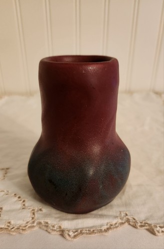 Antique VAN BRIGGLE Mulberry w/Blue Leaves & Violets Onion Bulb Cabinet Vase - Picture 2 of 11