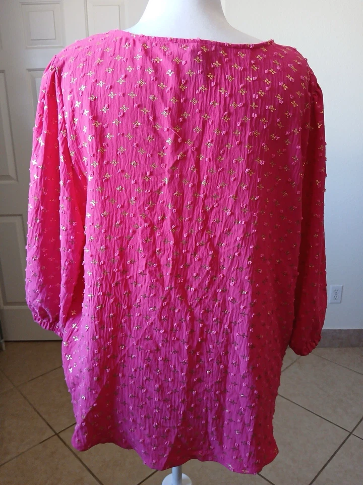 Blusa rosa para mujer Olivia & Martin mangas globo 3/4 2X cuello en V adornada Foto 2 de 4