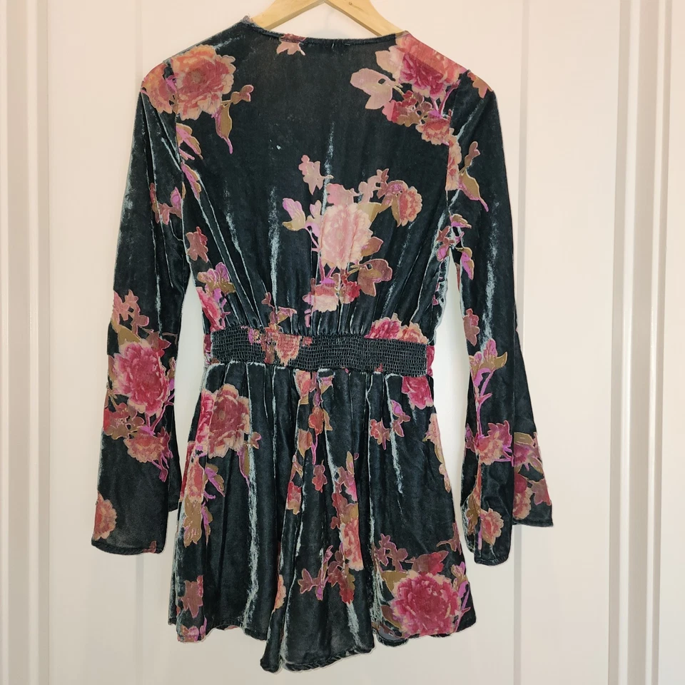 Romper Whimsigoth romance escuro floral veludo manga sino gravata frente boho médio - Imagem 2 de 4