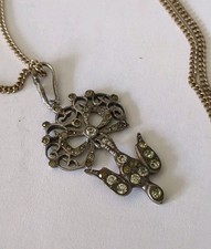 Lot en argent comprenant une chaîne et un pendentif Saint Esprit