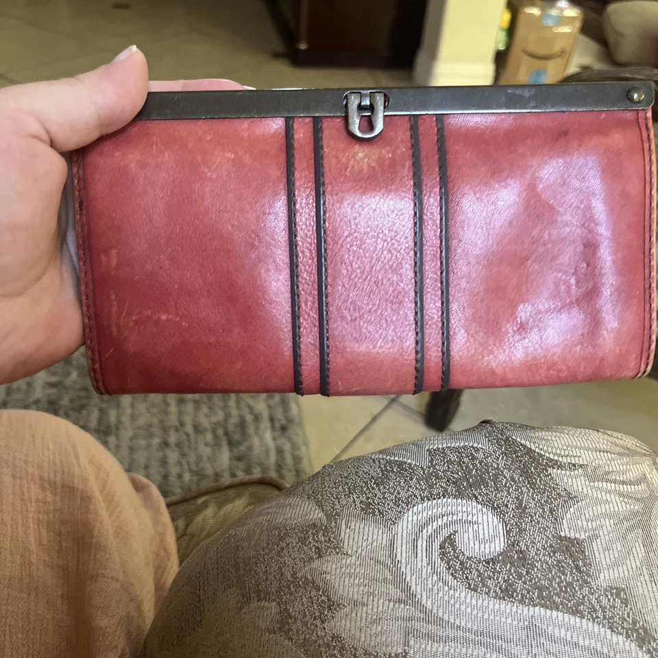 Bolso sin asas con marco de cuero envejecido rojo ladrillo Fossil Kayla herrajes con ojo de cerradura Foto 4 de 4