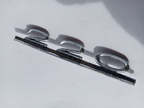 MERCEDES BENZ W115 220 TRUNK EMBLEM - Imagen 3 de 7