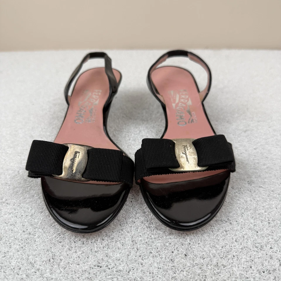 Sandalias Salvatore Ferragamo para mujer talla 6 charol negro con tira Vara Bow Italia Foto 2 de 4
