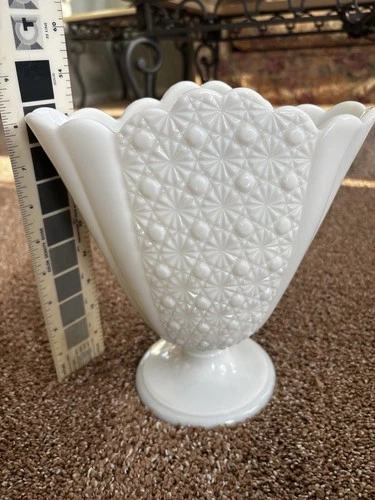 Vintage Fenton Milk Glass Daisy And Button Fan Vase 8”