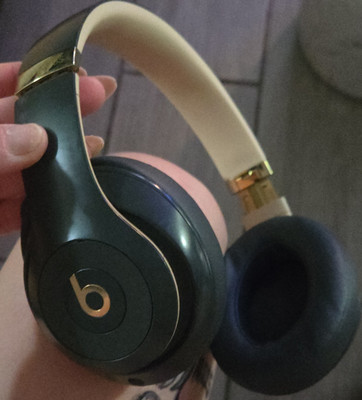 Beats by Dr. Dre Studio3 Wireless Over-Ear Bluetooth Headphones Black/Gold