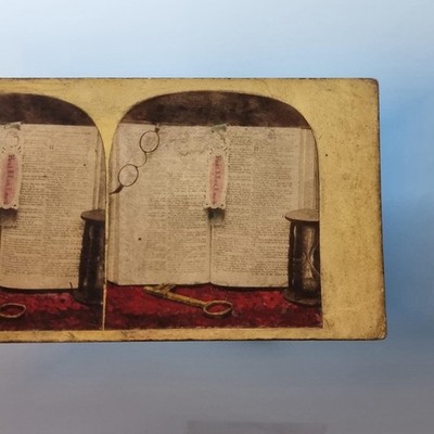 Stillleben frühes Bild Stereoview um 1860 Echtfoto Bibel Brille Schlüssel Lesezeichen