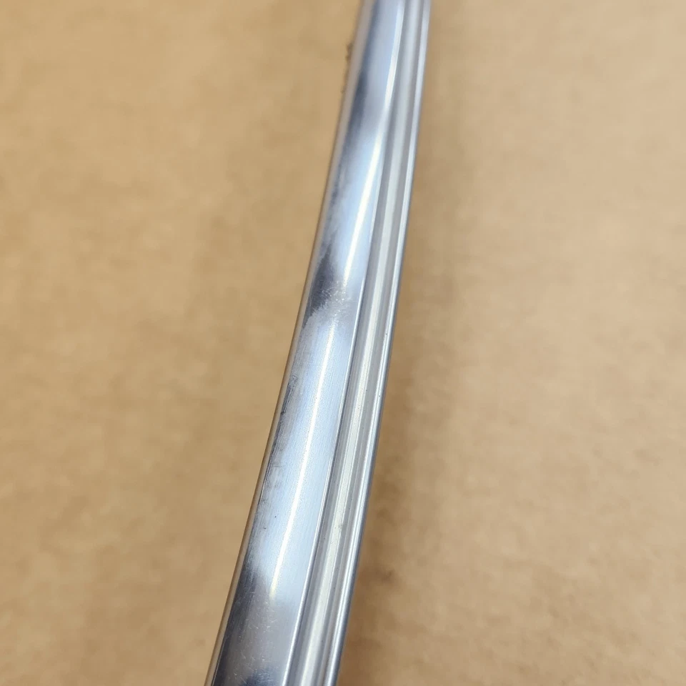 68L-76 C3 Corvette Parabrisas Superior Revelar Moldura Cromo BUENO 10 Pestañas Moldura Foto 3 de 4