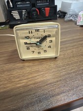 VTG TIMEX Plug-In Alarm Clock 7372-3A Ivory w/Turquoise Minute Hand Made in USA