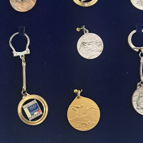 Cofanetto con 15 medaglie e spille - Campionati nuoto - C.O.N.I Anno 1965-1966 - Imagen 13 de 13