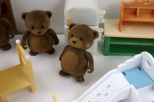 Calico Critters Sylvanian Family Lil' Woodzees Brown Bear Family-Furniture 21pc - Picture 10 of 13