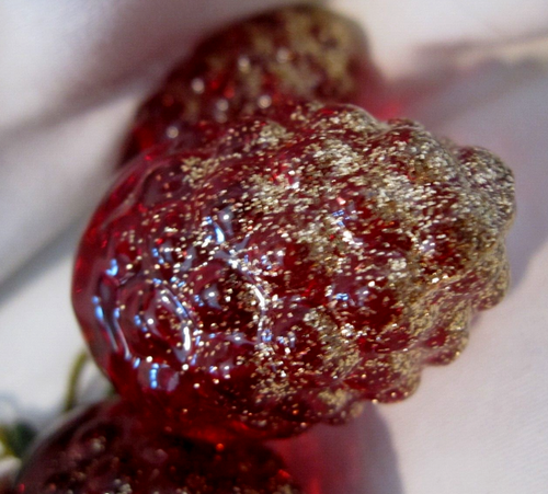 2 VTG LUCITE RED w/ GOLD FLAKES BERRY GRAPE FLOWER XMAS ORNAMENTS 4.5" AROUND - Picture 9 of 12