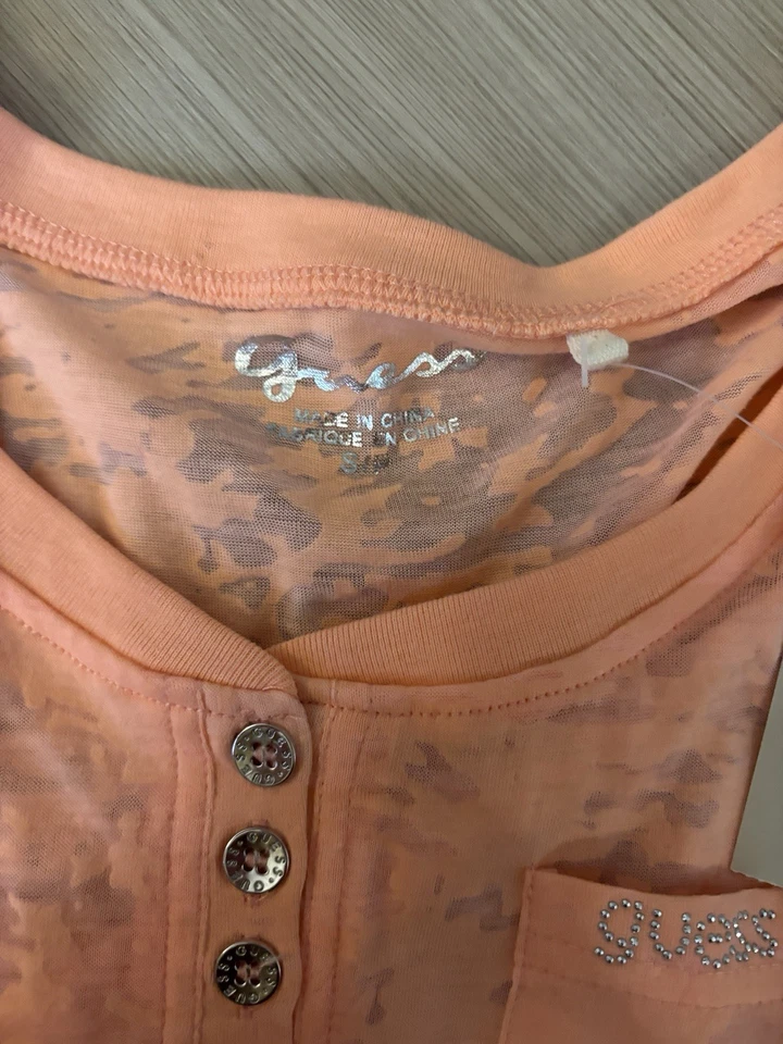 Camiseta de manga corta GUESS Coral SS Henley Y2K para mujer talla pequeña Foto 3 de 3