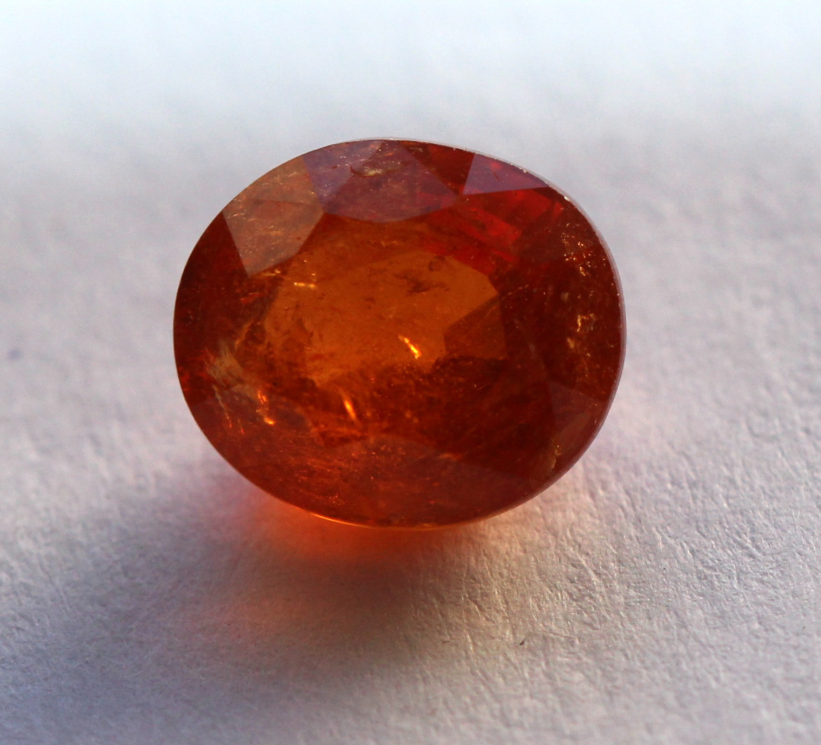 Grenat Spessartite naturel de Namibie 2,81 ct au feu orange vibrant et taille ovale parfaite