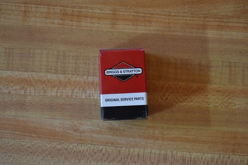 Briggs and Stratton 493823 SPACER, new in package - Picture 3 of 4