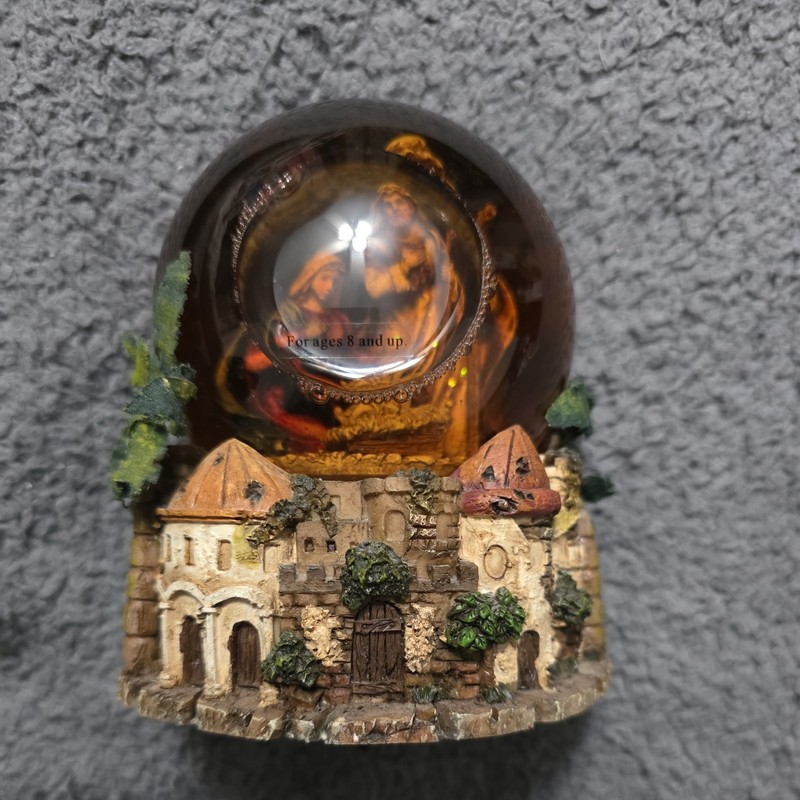 VINTAGE looking Baby Jesus Mary and Joseph Musical WATER Globe PLEASE READ