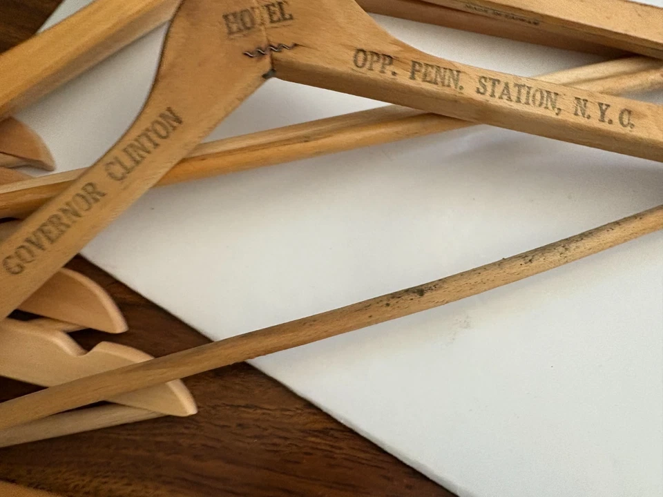 Lote de 9 perchas de madera vintage para trajes Foto 4 de 4