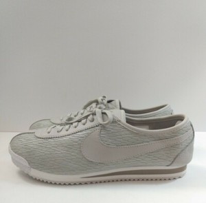 gray nike tennis shoes
