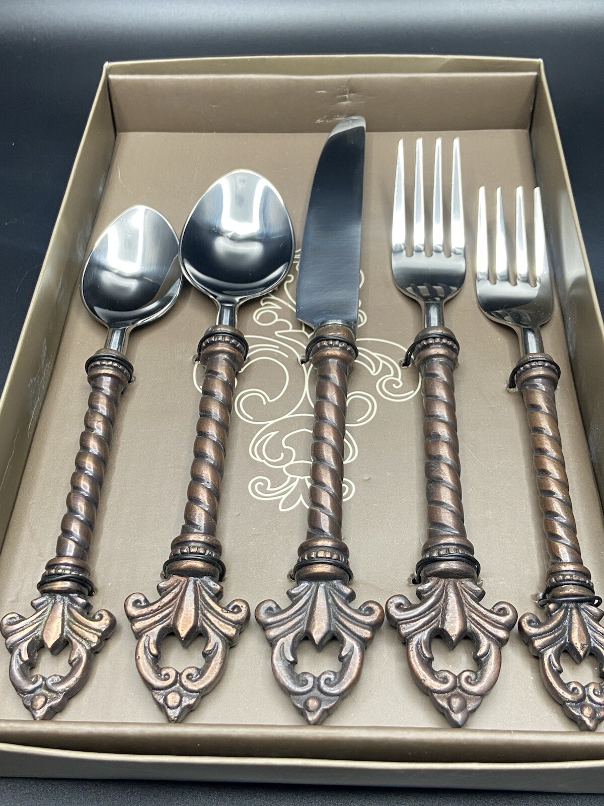 Gracious Goods GG Collection Acanthus Fleur de lis Stainless Flatware 5 Pc Place