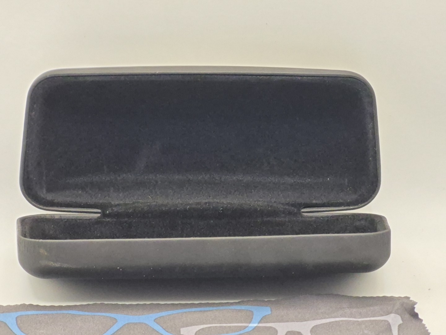 Colombia Black Sunglasses Case and Dust Cloth thumbnail 5