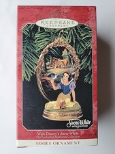 VTG Hallmark Enchanted Memories Walt Disney's Snow White Keepsake Ornament, 1998
