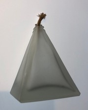 Kleine Pyramiden-Öllampe aus satiniertem Glas, 9 cm hoch – Deko Tischlampe