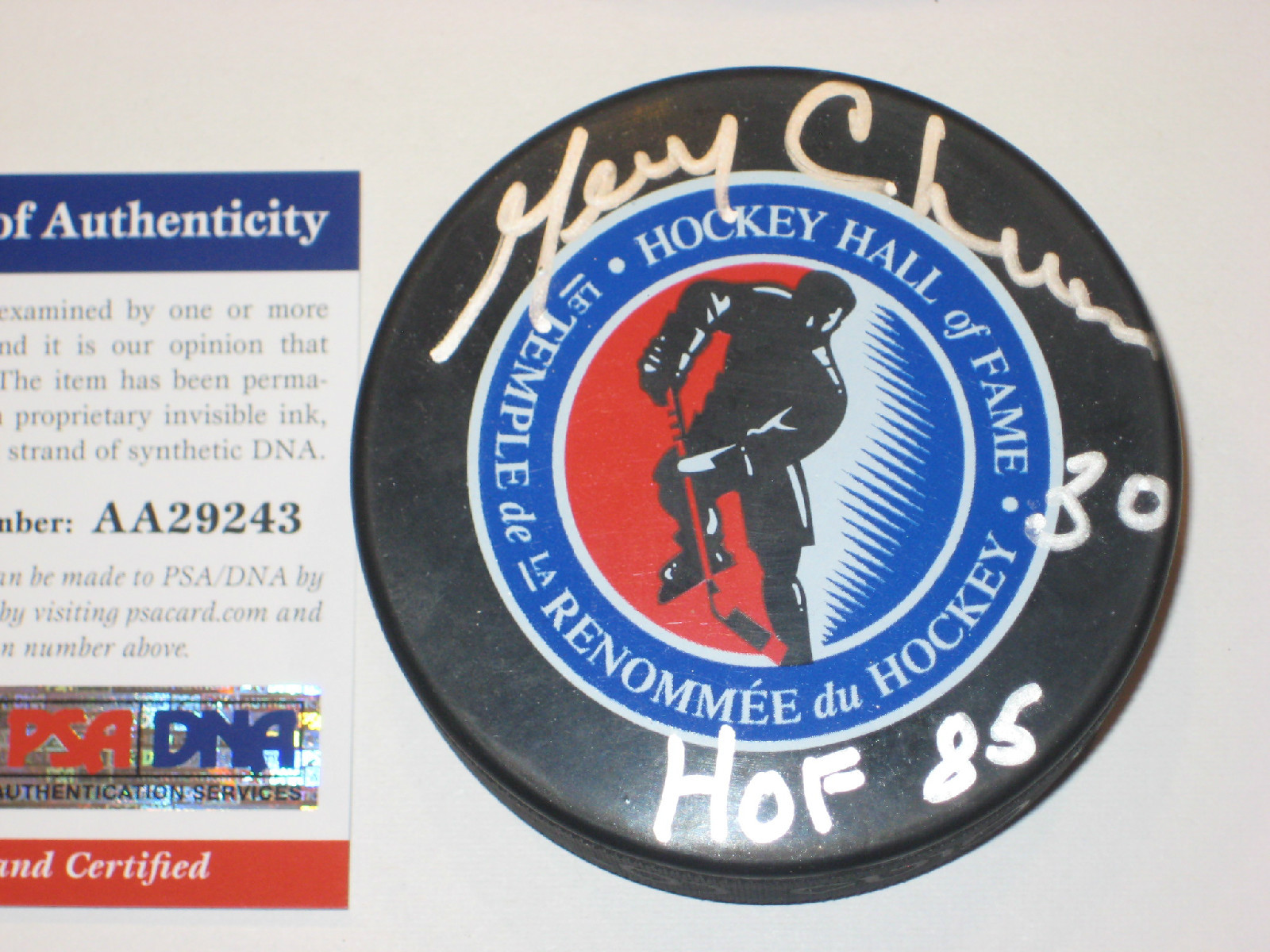 GERRY CHEEVERS (Bruins) Signed Hall of Fame LOGO Puck w/ PSA COA & Inscription 