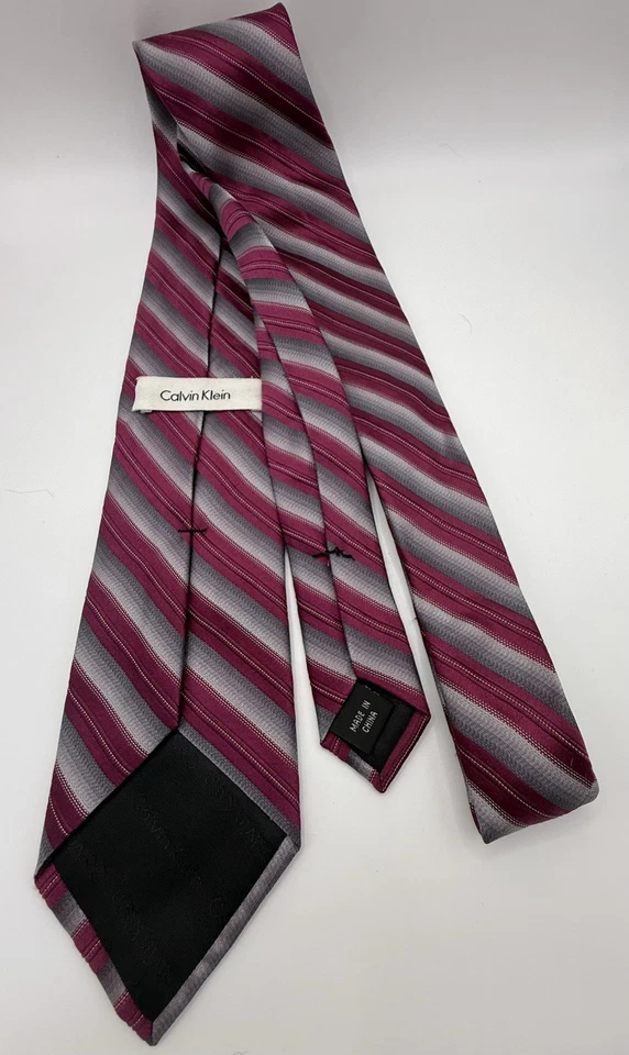 Corbata Calvin Klein 100 % seda borgoña y plata a rayas diseñador elegante 😎🧐 Foto 2 de 4