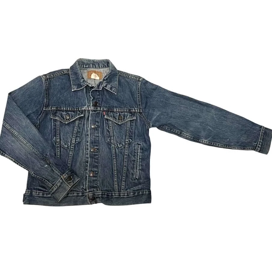Vintage 80s Levis trucker jean jacket Color Blue Size 20