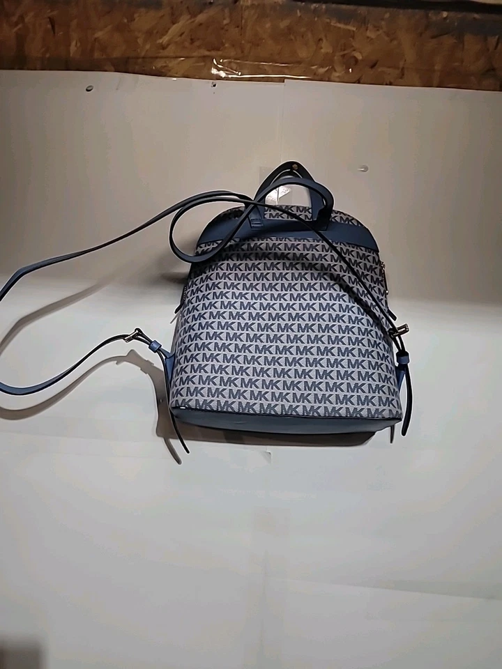 Michael Kors Azul Claro Cartera Mochila Estilo Amplia Luz y Moda Adelante. Foto 3 de 4