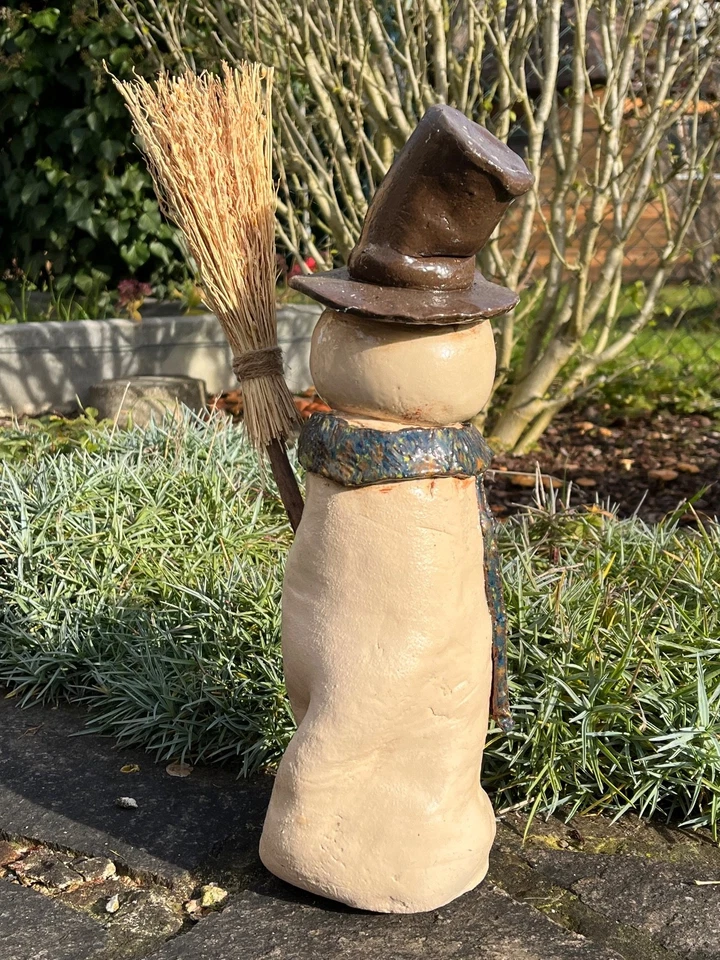 Keramik Schneemann mit Besen Gartenkeramik Gartenstele Keramikskulptur - Bild 2 von 3
