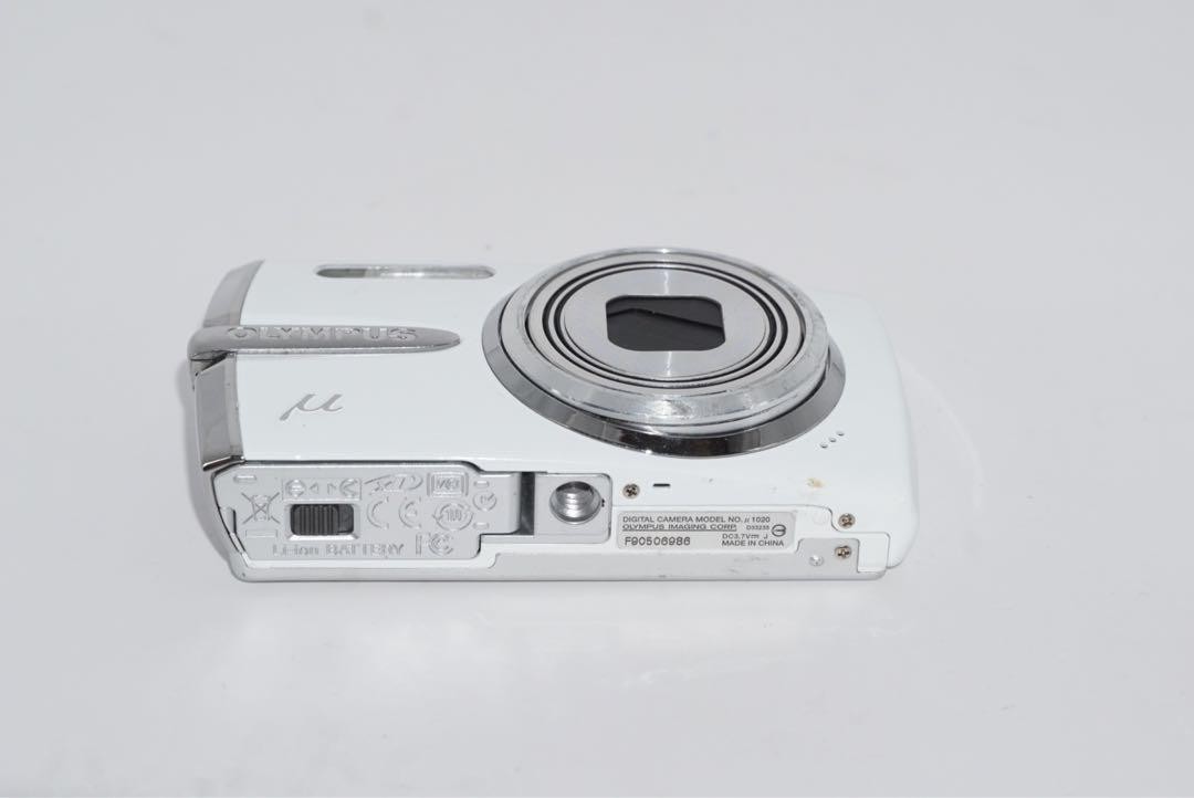 Olympus 1020 Compact Digital Camera White HyperCrystal LCD
