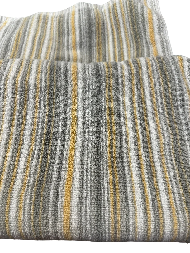 Juego de 2 toallas de baño Rachel Zoe a rayas blancas grises 52” x 30” Soho Living Foto 3 de 4