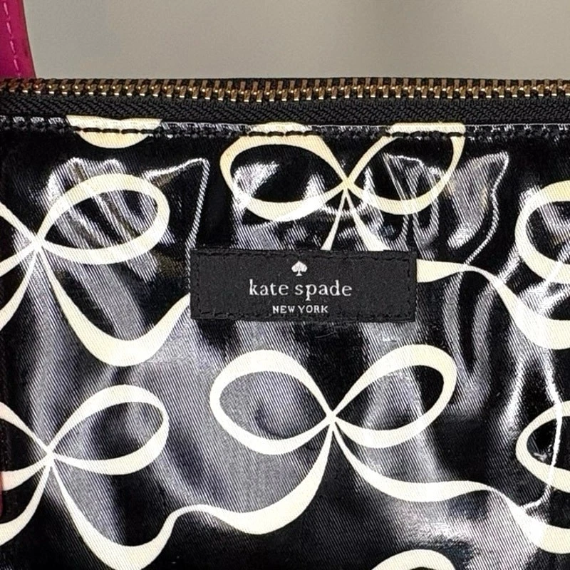 Bolso de mano pequeño Kate Spade con moño de vinilo negro blanco rosa | Cartera con asa superior Foto 3 de 4