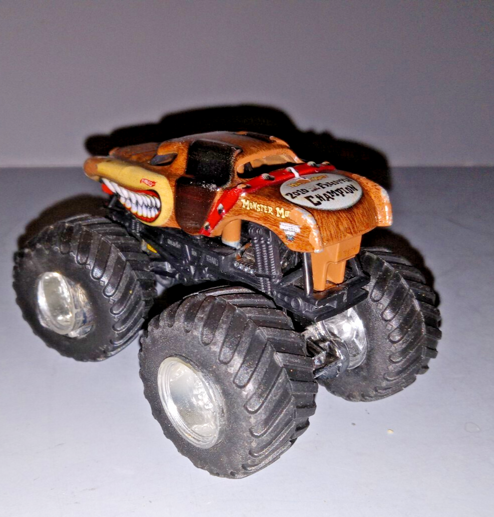 Hot Wheels Monster Jam MONSTER MUTT 2010 Freestyle Champion 1:64