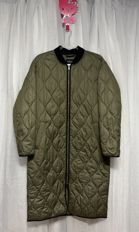 Jaqueta EVERLANE FEMININA THE RENOV ACOLCHOADA FORRO LONGA VERDE OLIVA GRANDE - Imagem 2 de 4