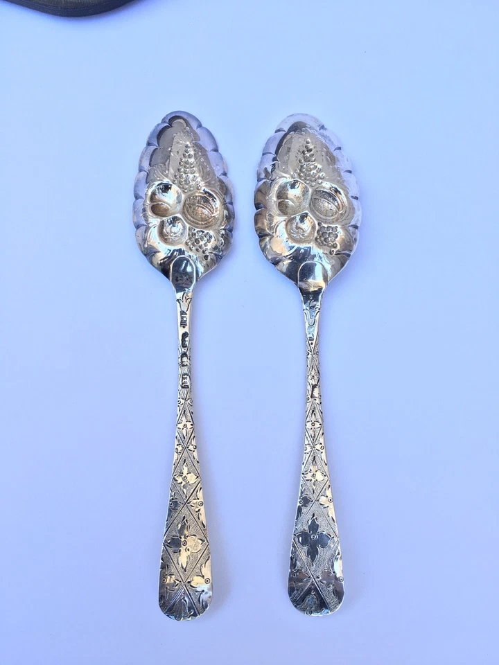 Par de cucharas de bayas esterlinas de Londres Jorge III, 1767 con caja original del siglo XIX Foto 4 de 4