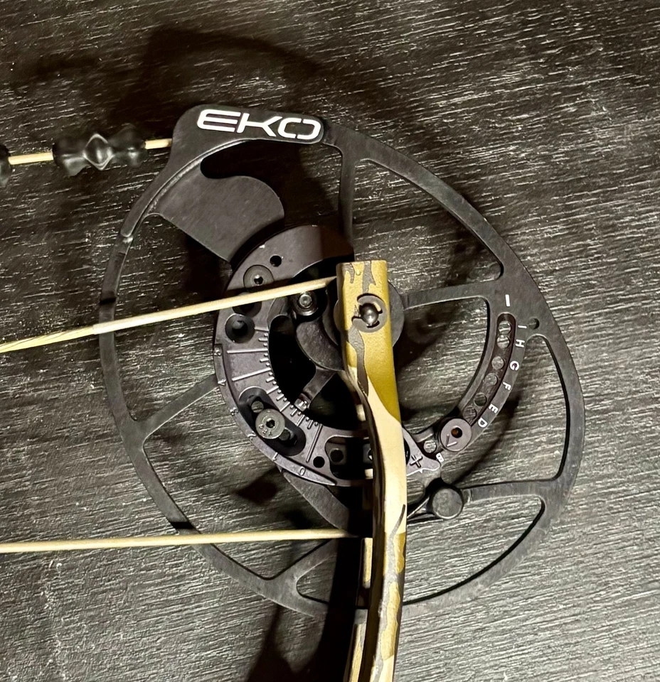 Bear Archery Whitetail INT RTH Right Hand 55 to 70 Pounds Black Bottomland New - Image 4 of 4