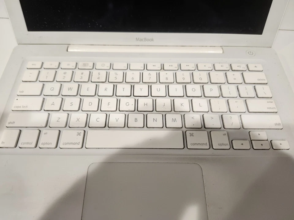 Apple Macbook A1181 13.3" Laptop PARTS ONLY White Untested - Image 4 of 4