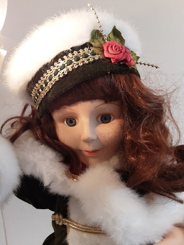 Vintage Weihnachten animiertes beleuchtetes kleines Mädchen in grünem Samt 24" groß - Bild 3 von 11