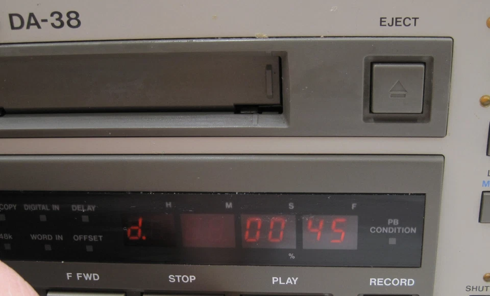 TASCAM DA-38 Digital DTRS Studio 8 track Multitrack Recorder *PARTS or REPAIR - Image 4 of 4