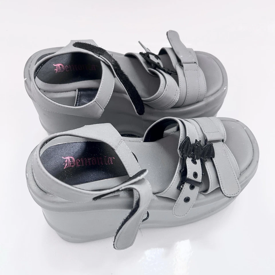 Sandalias Demonia Wave-13 Mujer 12 Gris Reflectante 6" Plataforma Gótico Murciélago Hebilla Foto 4 de 4