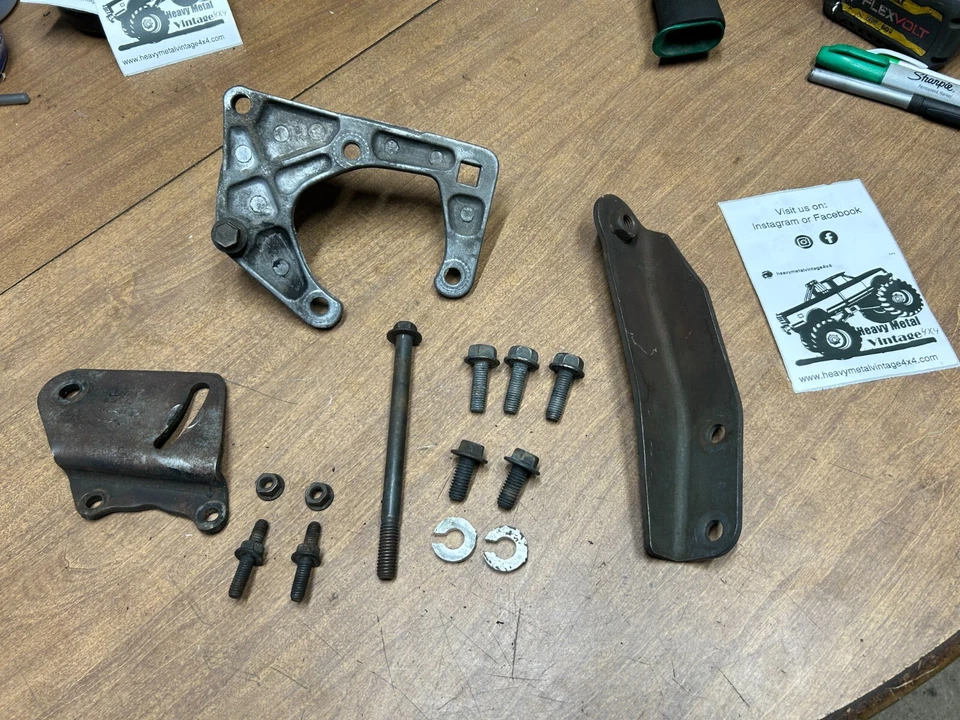 1983-1986 Ford F-150 - 300 4.9L - Bomba de direção hidráulica suporte montagem com todos os parafusos - Imagem 3 de 4