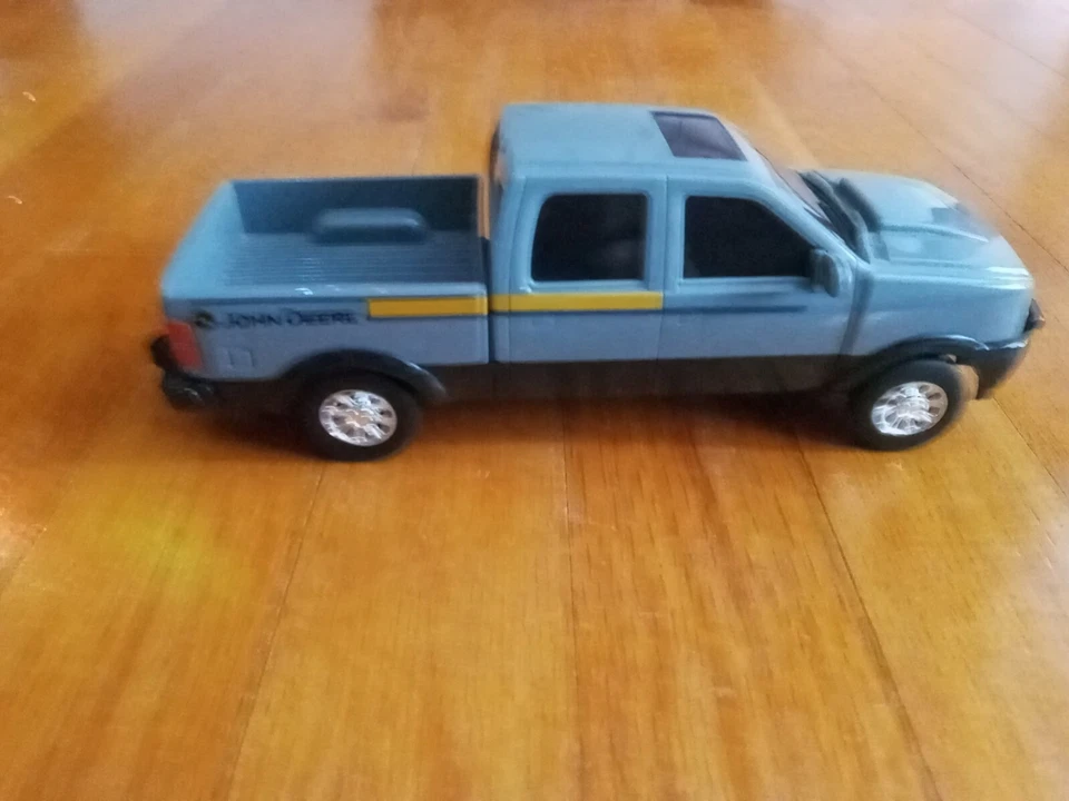 Camioneta pickup 8" Ertl John Deere gris fundida a presión Foto 2 de 4