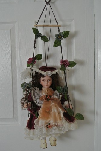 Bellissima bambola in porcellana su altalena - capelli castani e occhi marroni - 16" con altalena 30"  - Foto 1 di 2