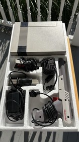 Nintendo NES Action Set Console Original Box Zapper 2 Controllers + 10 Games
