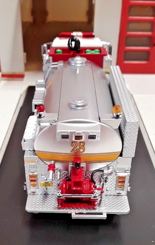 Code 3 1/64 Scale Jacksonville FL Freightliner Fire Tanker 28 #12631 (FD-96 - Picture 9 of 16