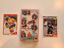 VINTAGE TOMY POCKET GAME " PASS THE PUCK "MADE IN TAIWAN Plus 2 O Pee Chee Cards