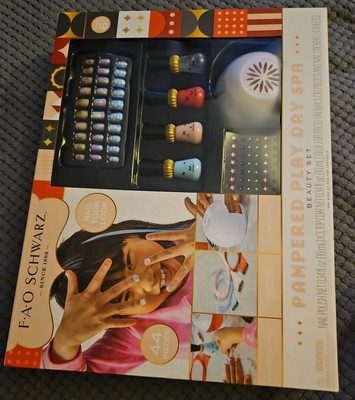 Fao Schwarz Pampered Play Day Spa Beauty 44 Pc Press On Nails Decor Dryer Set